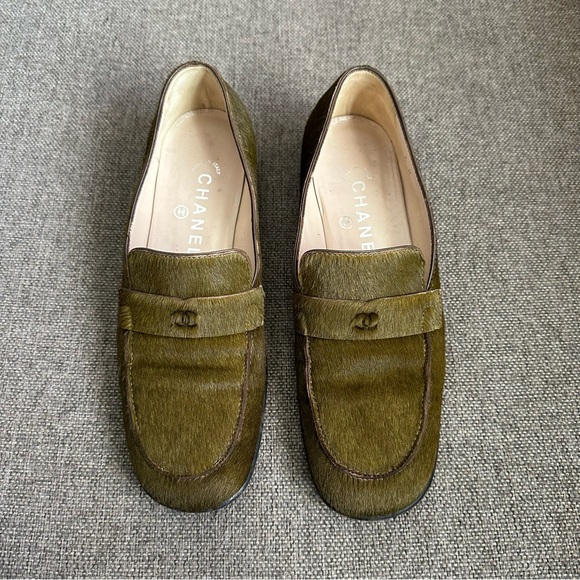 Vintage Chanel olive green pony hair loafers - Picture 2 of 11
